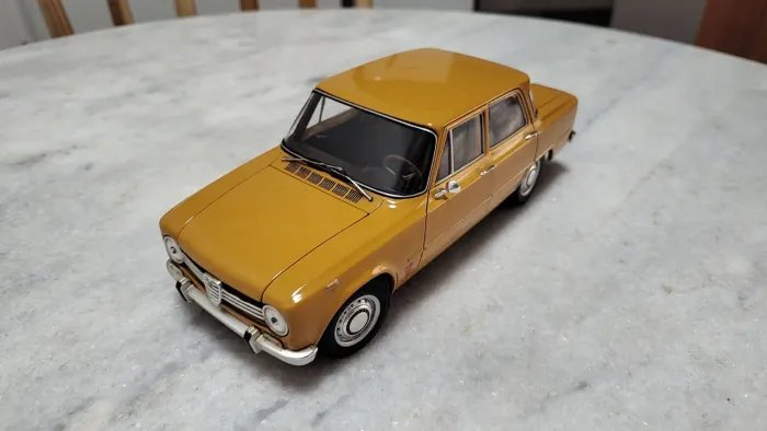Miniatura Alfa Romeo Giulia Mini Champs escala 1:18
