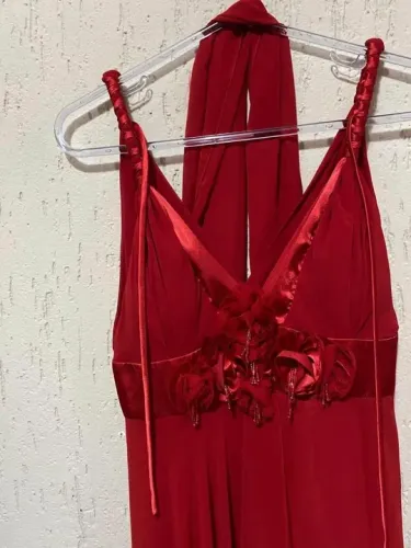 Vestido de festa vermelho com echarpe