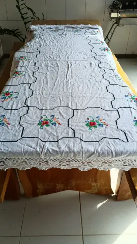 Toalha de mesa bordada com ponto Cruz 