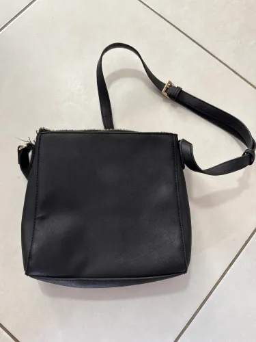 Bolsa média de ombro bem nova