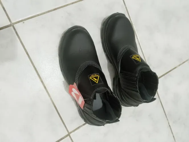 Bota de couro número 39