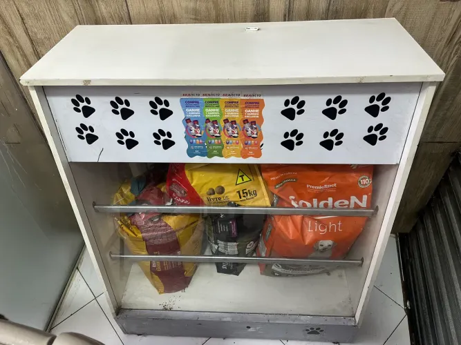 Balcão em MDF de petshop com frente de vidro