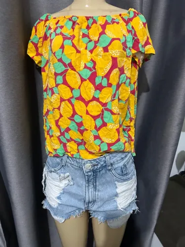 Conjunto Blusa Ciganinha e Shorts Jeans