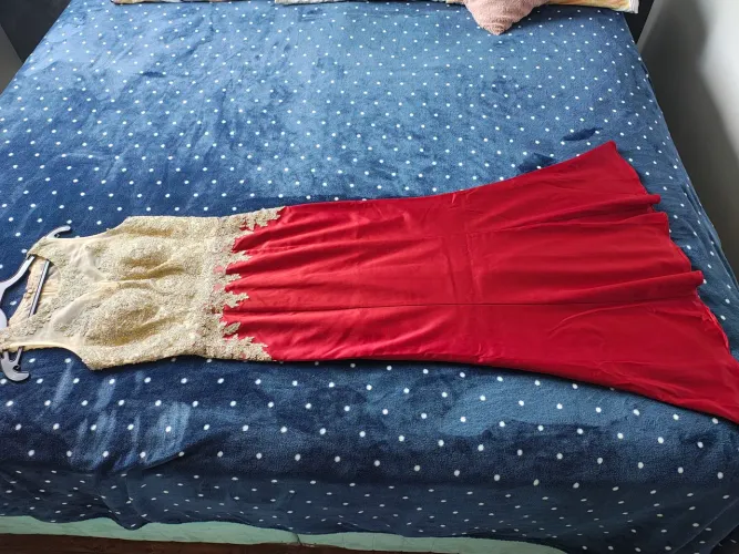Lindíssimo Vestido de festa com pedras e tule