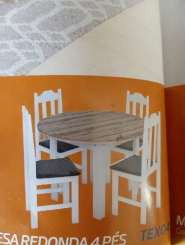 Mesa redonda com 4 cadeiras