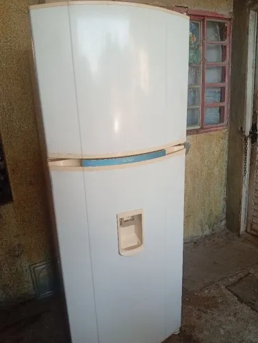 Geladeira duas portas gelando perfeitamente água na porta 