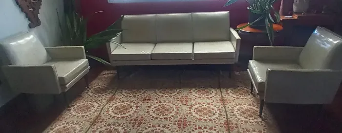 Conjunto sofá e poltronas em vinil original anos 60