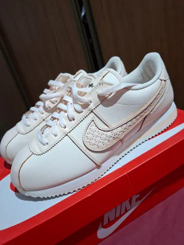 Nike Cortez número 41, usado durante umas duas horas.