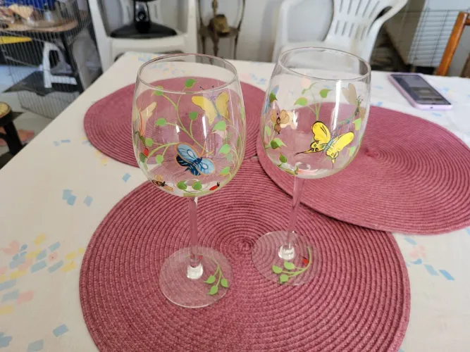 2 Taças de vinho decoradas com borboletas