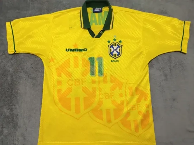 Camisa Oficial Brasil Umbro 1994 tetracampeão #11 Romário, tudo em veludo. Ler anúncio.