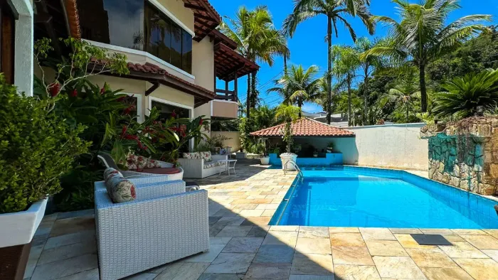 Casa À VENDA no Condomínio Pernambuco 2 na praia do Guarujá