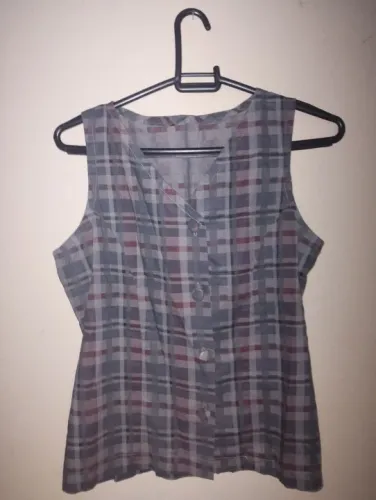 Colete feminino padrão de estampa xadrez. Tamanho P.