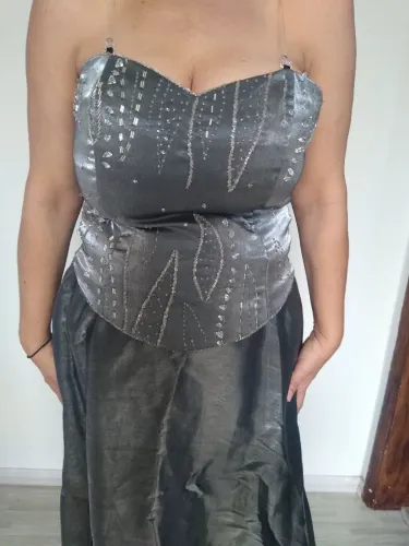 Vestido de festa longo cinza com pedrarias