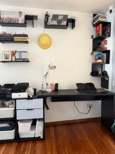 Mesa de estudos com nichos