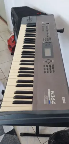 Teclado Korg 364