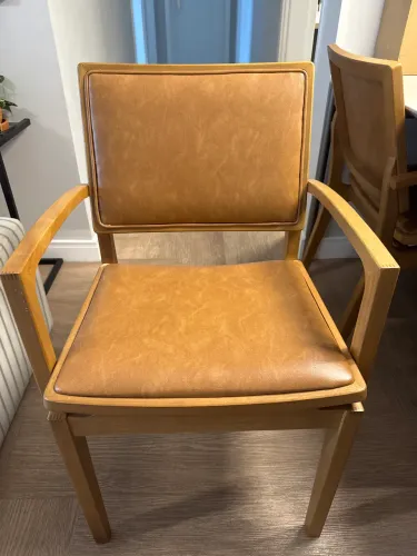 Cadeira com braço de madeira e couro caramelo 