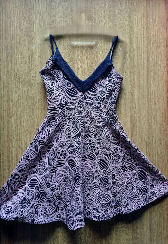 Vestido curto de malha de poliamida em alto relevo preto e rosa acinturado evasê 