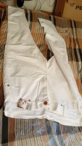 Calça Brim branca strass 