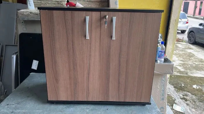 Armário de Madeira com Porta Dupla e Chave