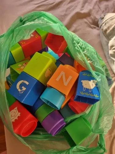 Blocos de montar educativos com letras e desenhos
