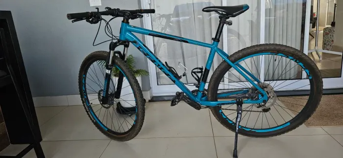 Bicicleta MTB Sense Rock Evo, Shimano Deore e Rock Shox Judy.