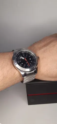 Relógio masculino Technos Militar com caixa e pulseira em aço inoxidável prateado.