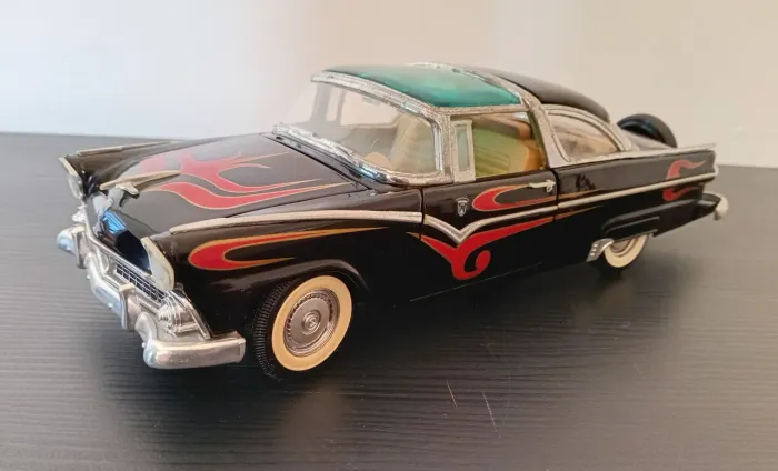Miniatura Fairlane 1955 Crown Victoria 1:18 Legends Preto