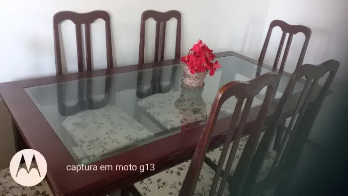 VD Mesa de madeira com tampo de vidro