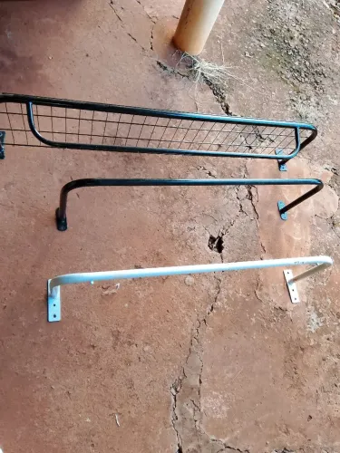 Araras de parede semi nova pra pôr roupas tamanho bom pra sua lojinha 