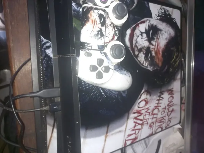 Playstation 4 com skin do Coringa