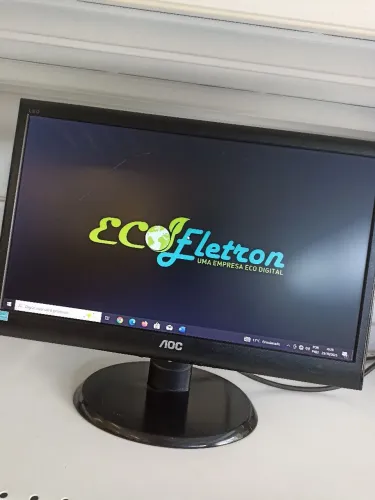 Monitor AOC 19 Polegadas Widescreen LED com Leve Risco Externo na Tela (Não Interfere)
