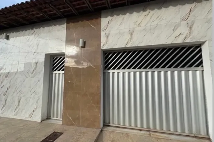 VENDE-SE UMA CASA NO BUGIO