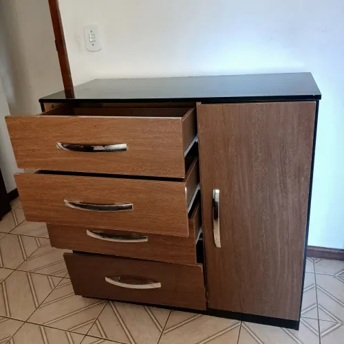 Cômoda com gavetas e armário lateral