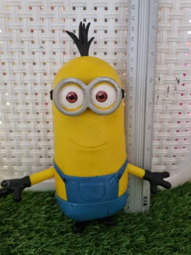O objeto na imagem é um Boneco de Vinil Articulado Kevin Minions