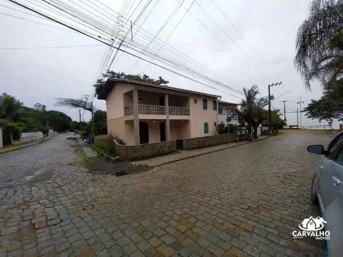 Sobrado Exclusivo a 50 Metros da Praia da Bacia da Vovó Penha/SC