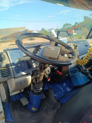 VW Titan 18 310 ano 2005