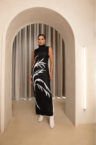 Vestido longo preto com detalhe floral 