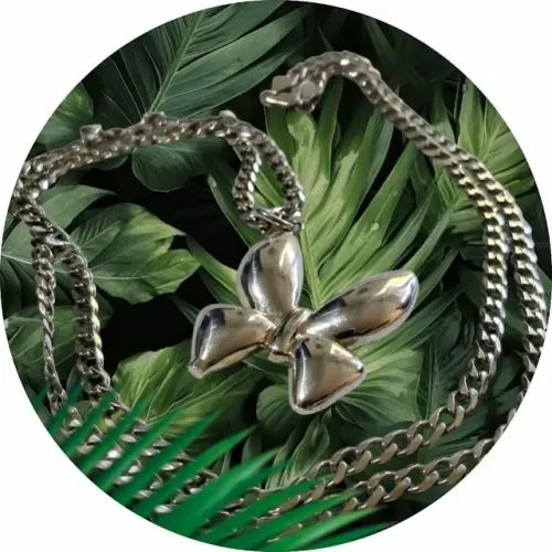 Colar de Prata Polida Com Pingente Estilizado em Forma de Borboleta