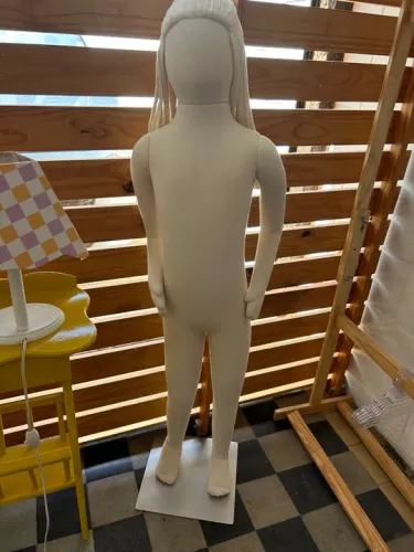 Manequim infantil para loja de roupas