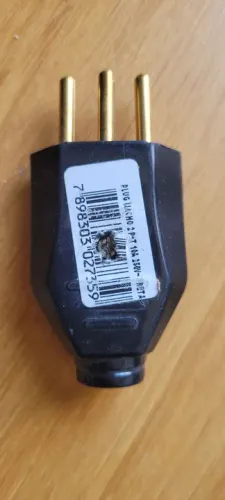 Plugue Macho 2P+T 10A 250V