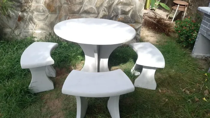 Conjunto de mesa e bancos de concreto