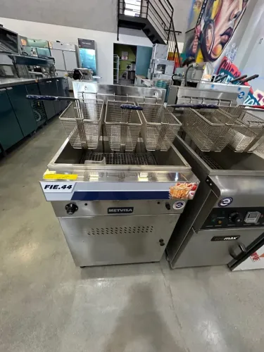 Fritadeira 3 cestos elétrica 380V trifásica 44 litros água e óleo - metvisa 
