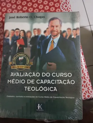 Livros bíblicos de esdutos, são três livros ?, novos nunca foi usado, ainda está no saco,