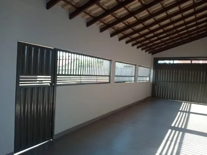 Casa reformada 280m² com suíte e garagem | Próx. Colégio Militar