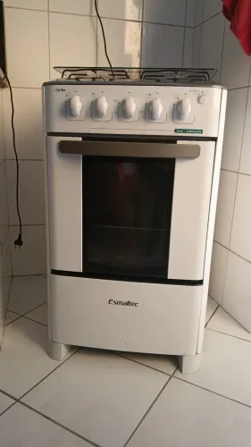 Vende-se um fogão Esmalte de 4 bocas na cor branca
