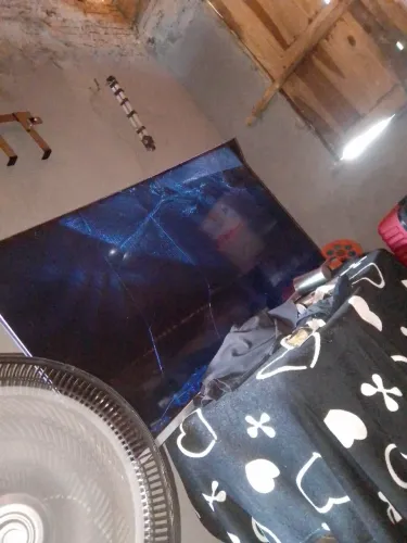 Vendo uma televisão pra retirada de pessoas