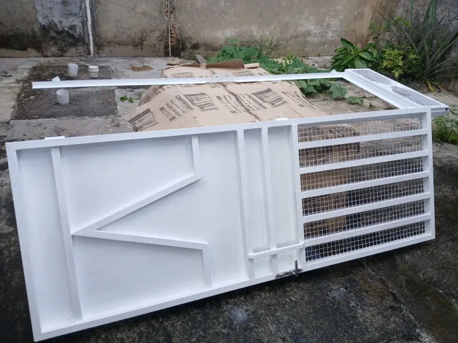 Portão em metalon com chapa galvanizado medindo 2m38cm X 0,80cm.