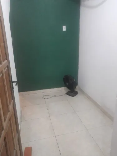 (Alugo kitnet. quarto, sala, banheiro, cozinha c/área de serviço. Água luz incluso
