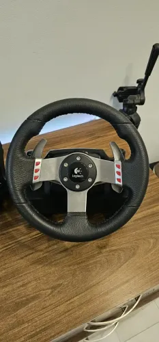 Volante Logitech G29 Driving Force com câmbio para PS5, PS4, PS3 e PC