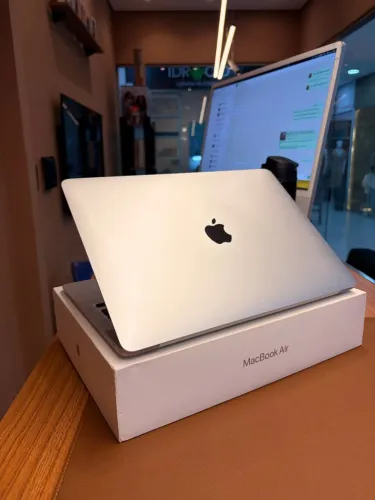 (6 meses de garantia Apple) MacBook Air M1 256gb 8gb com apenas 12 ciclos!